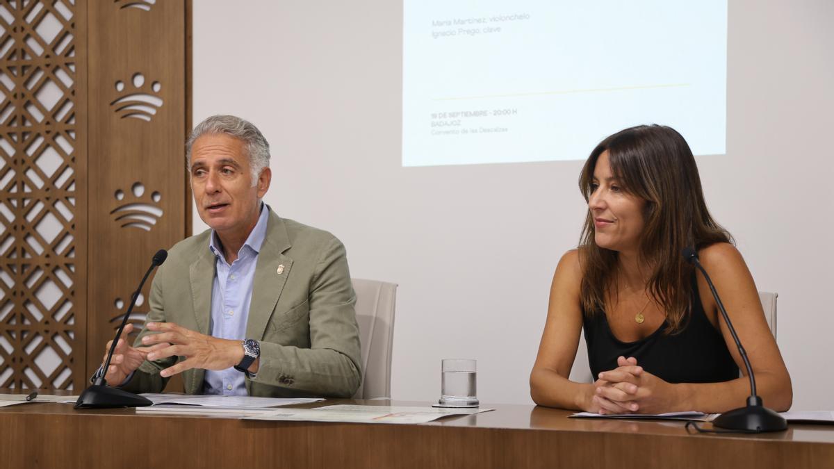 El diputado Saturnino Alcázar y la directora del Festival de Música Sacra y Antigua de Badajoz, este miércoles durante la presentación.