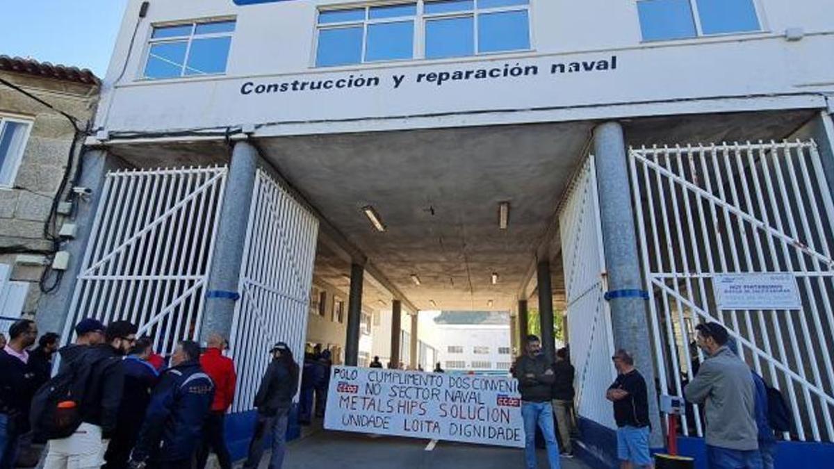 Concentración de los trabajadores a las puertas de Metalships &amp; Docks, localizado en Vigo.