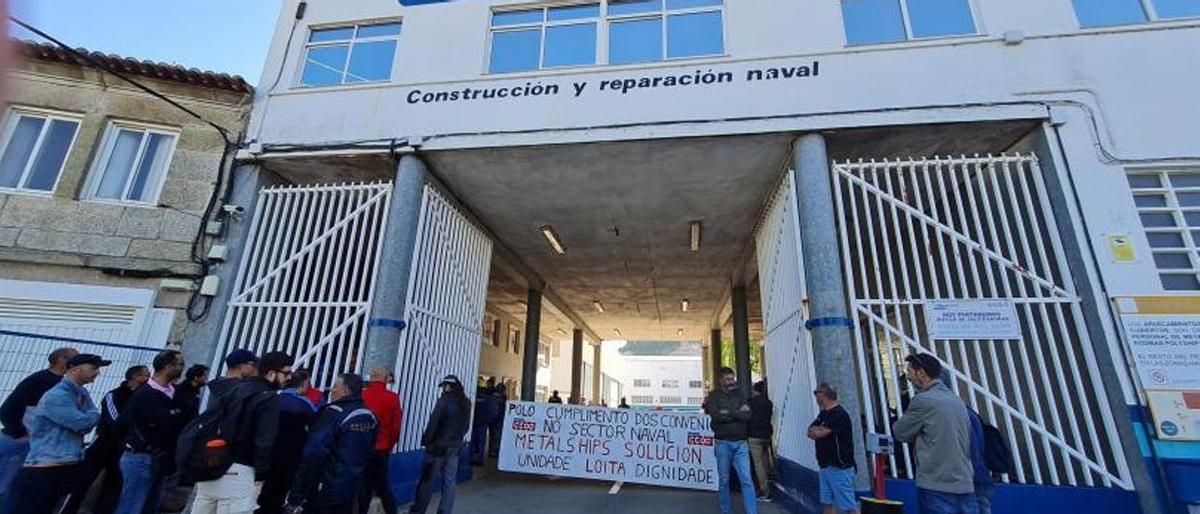 Concentración de los trabajadores a las puertas de Metalships & Docks, localizado en Vigo.