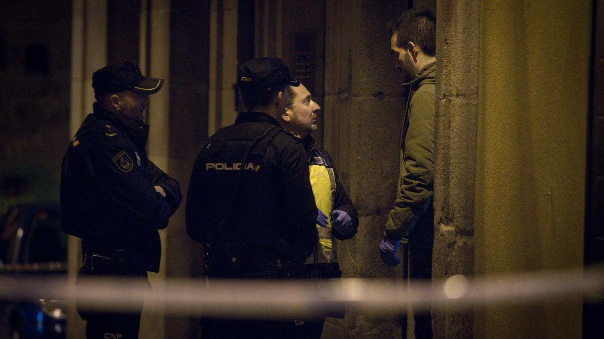 Policías a las puertas del Bar Novo, tras el hallazgo del cadáver.