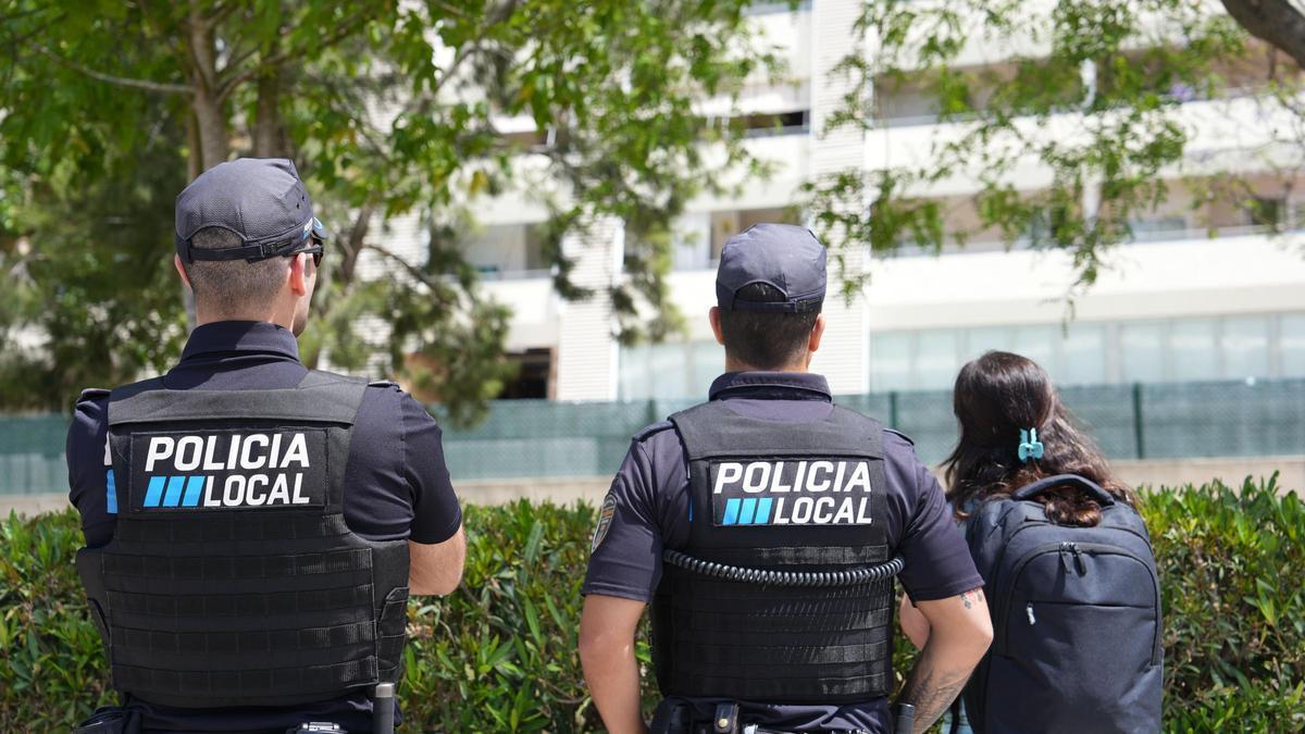 Dos policías locales en Ibiza en una imagen de archivo