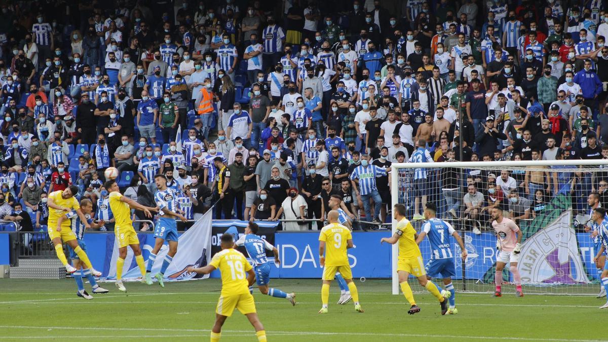 Una acción del partido entre el Deportivo de la Coruña y el Badajoz, el pasado sábado en Riazor.