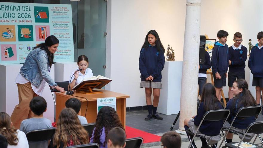 Escolares de Badajoz se atreven con el Quijote más auténtico: "Voy a terminarlo porque está divertido"