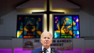 Biden hace campaña en una iglesia de Filadelfia