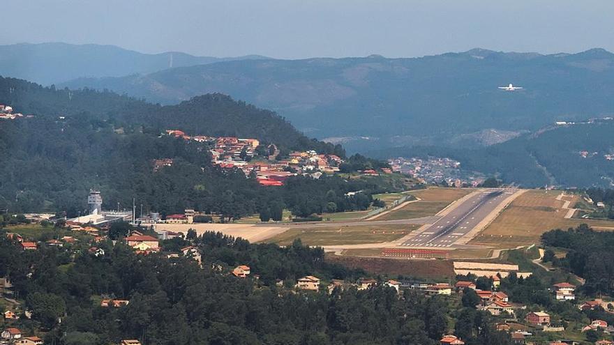 Vista del aeropuerto de Vigo. // Julio Alberto González/Aerocelta