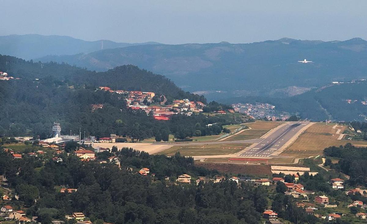 Vista del aeropuerto de Vigo. // Julio Alberto González/Aerocelta