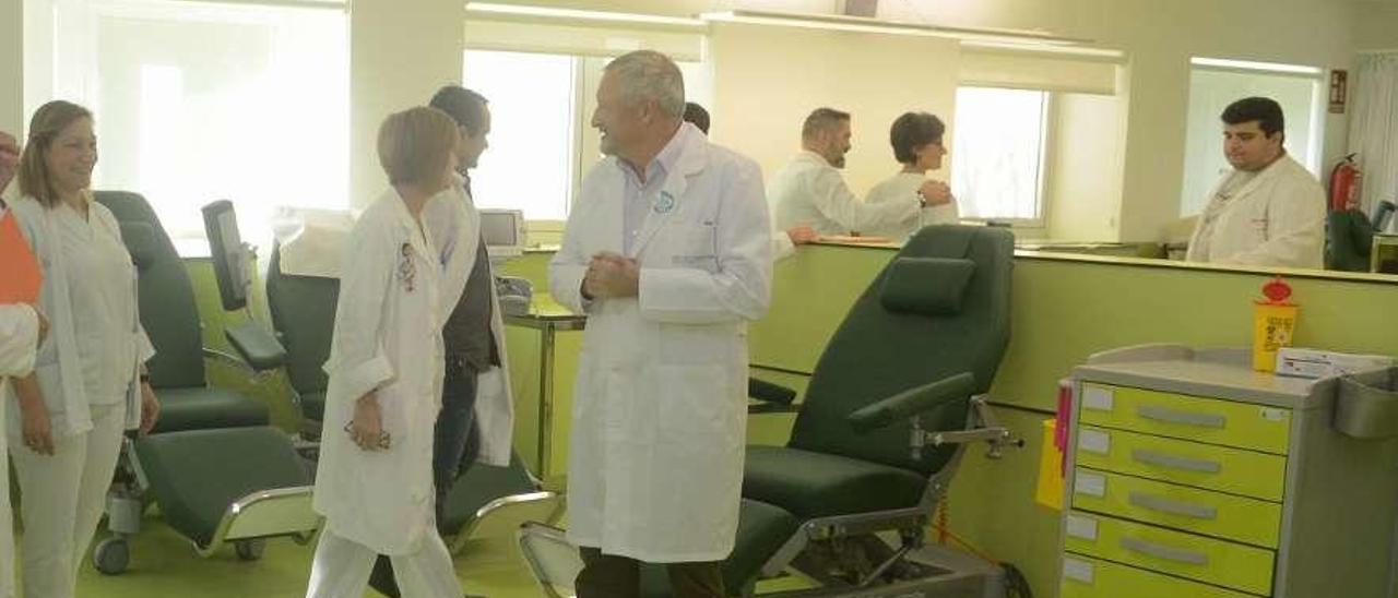 El gerente del área sanitaria (en el centro) en una de sus últimas visitas al Hospital do Salnés. // Noé Parga
