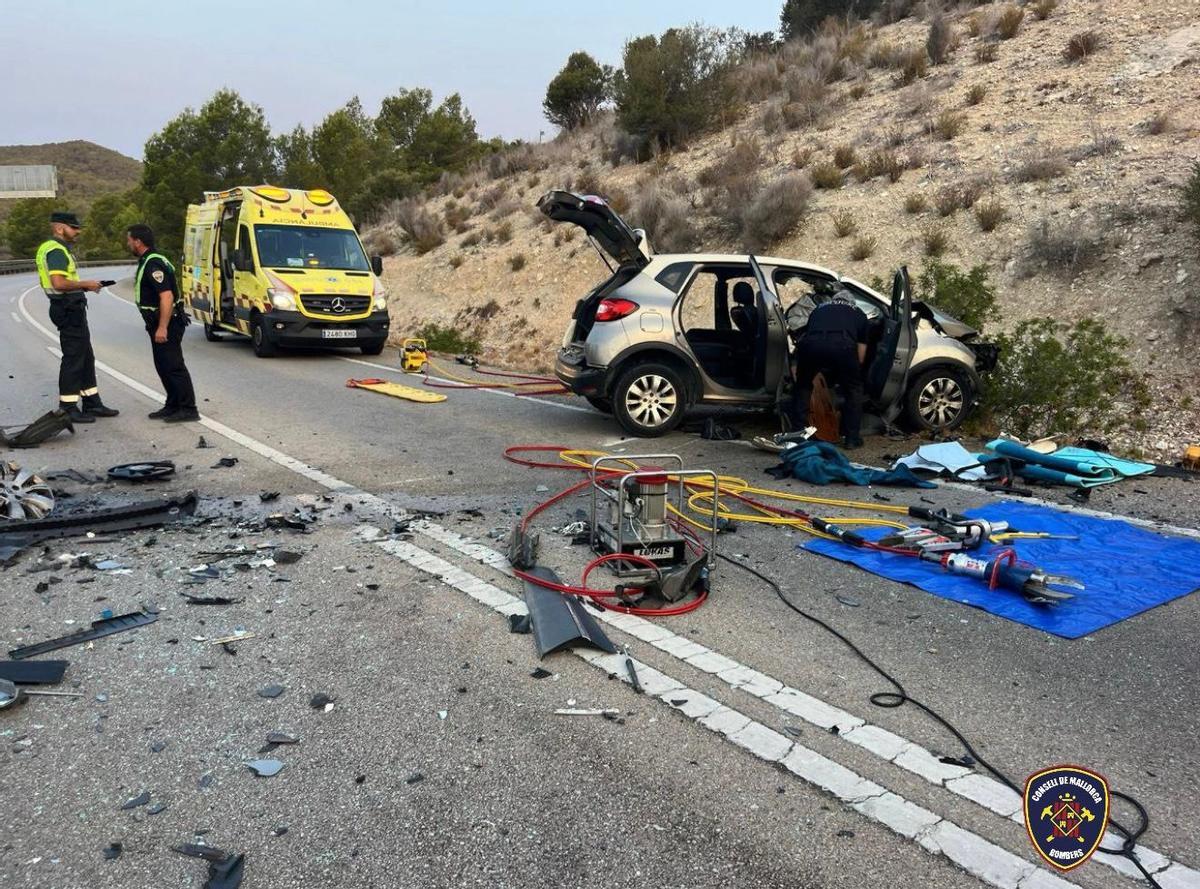 Estado en el que han quedado los coches tras la colisión frontal junto al túnel de ´Son Vic.