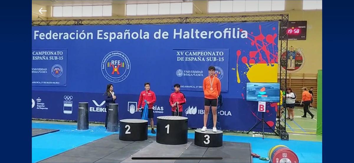 Juan Moreno ganó como el año anterior la medalla de bronce en la modalidad de arrancada con una alzada de 61 kilogramos.