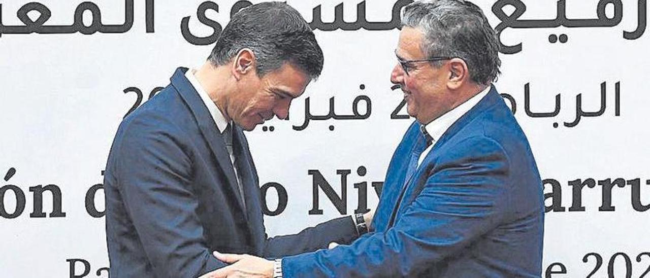 Pedro Sánchez saluda al primer ministro de Marruecos, Aziz Ajanuch, en una reciente visita a Rabat.