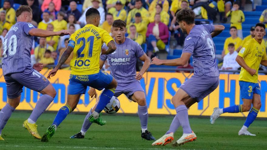 Jonathan Viera, rodeado por cuatro jugadores del Villarreal B durante el partido del domingo pasado.
