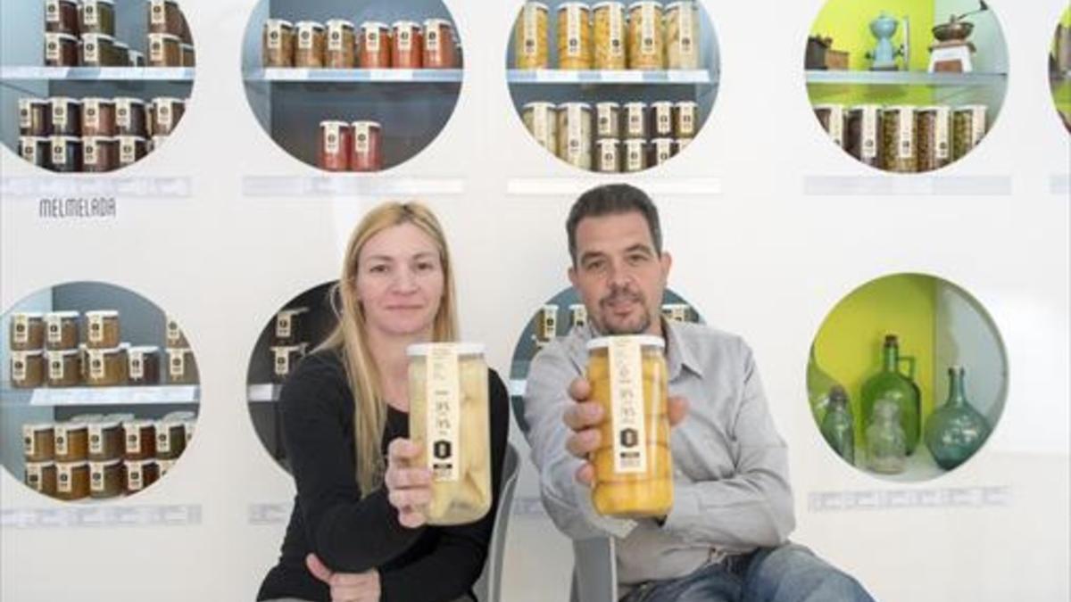 DISEÑO Y CALIDAD. Rosa Muñoz y Joan Blanch muestran dos de los productos de fruta dulce que comercializan, en Lleida.