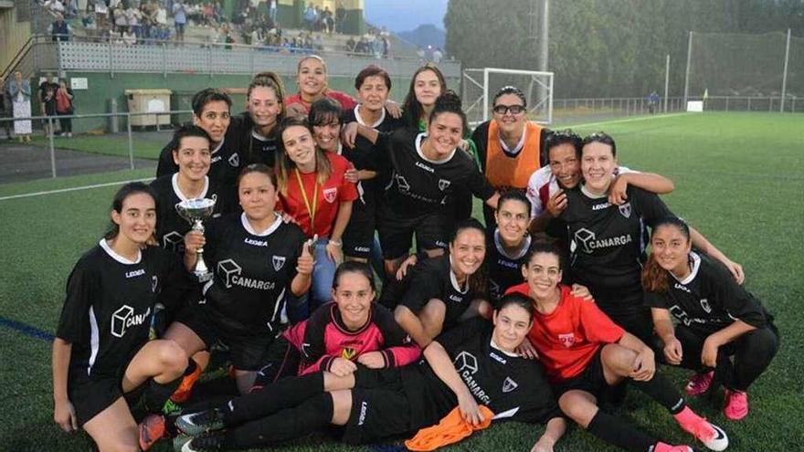 Jugadoras del equipo femenino de Carral, tras ganar el Trofeo Vila de Cambre en su debut, el pasado agosto.