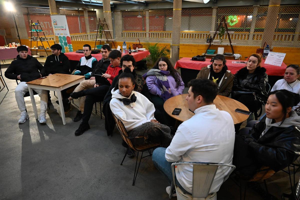 Público que asiste esta tarde en  la primera planta del Mercado al foro sobre cocina atlántica.