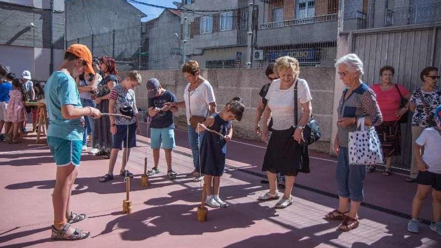 Abuelos y nietos compartieron juegos populares. // FdV