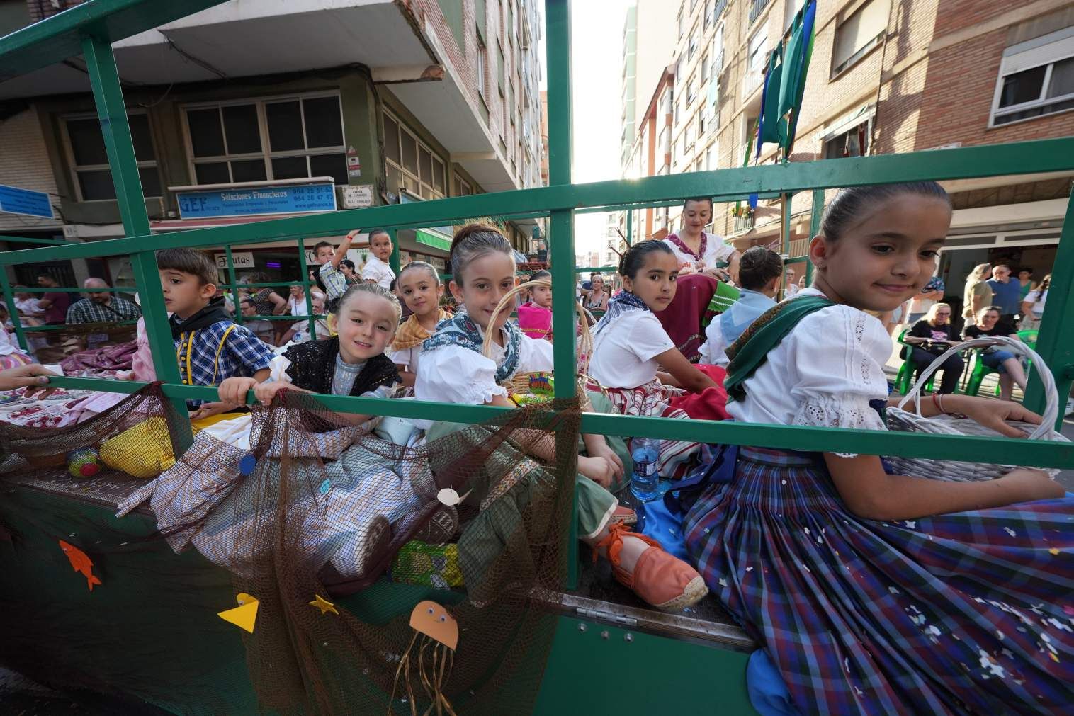 El Grau da inicio a las fiestas de Sant Pere con pólvora, bous y música