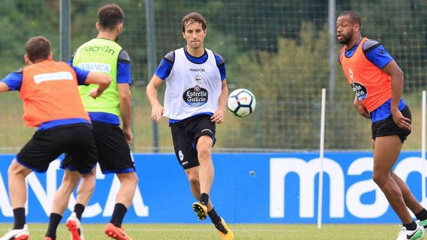 Pedro Mosquera golpea el balón ayer en Abegondo bajo la mirada de Sidnei.