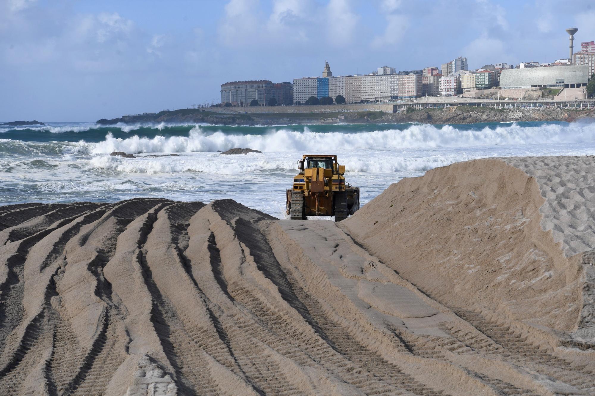 La playa de Riazor se prepara para la temporada de verano