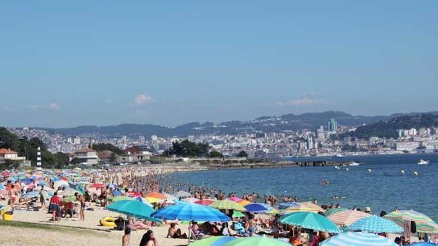 El arenal de Rodeira, en Cangas, lleno // E.M.