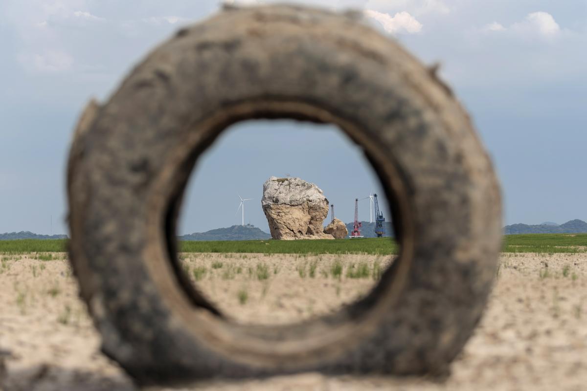 Un neumático de automóvil se encuentra en el lecho seco del río Yangtze.