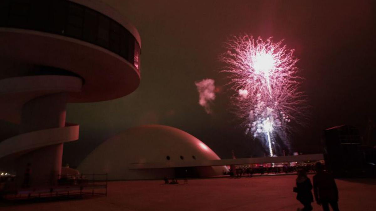 Los fuegos vistos desde el Centro Niemeyer. | R. Solís