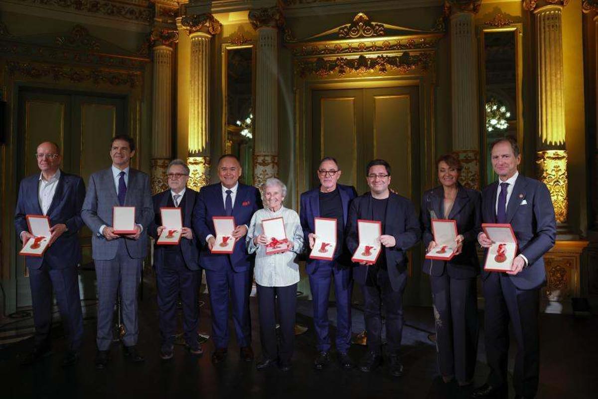 Los premiados con la Medalla de Oro del Liceu posan con su distinción.