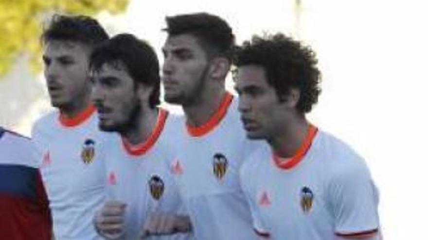 Jugadores del Valencia B, en una barrera.