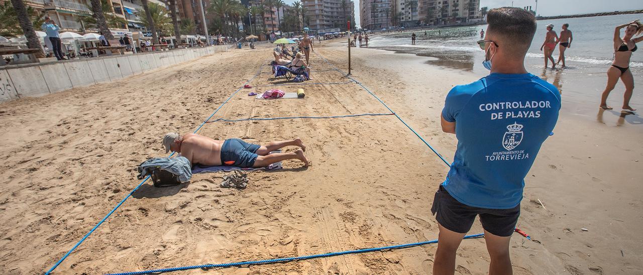 Imagen de la labor de los controladores de playas en Torrevieja durante el verano de 2020