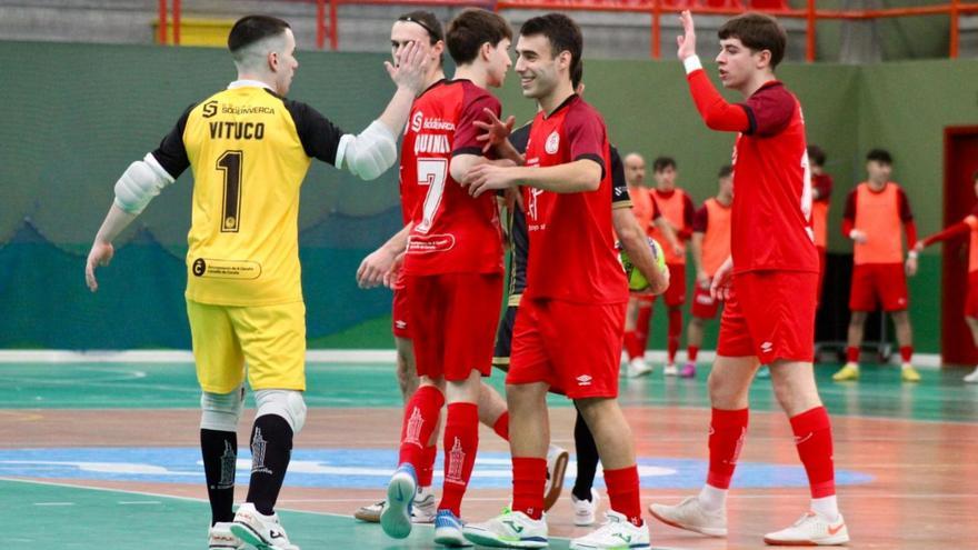 Los jugadores del equipo rojillo celebran un triunfo sobre la pista esta campaña. | 5 Coruña