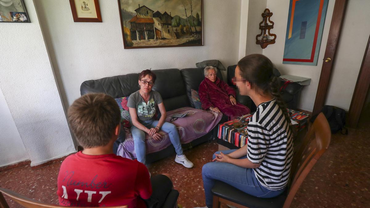 Laura Pascual, junto a su madre de 75 años y sus dos hijos de 10 y de 15 años.