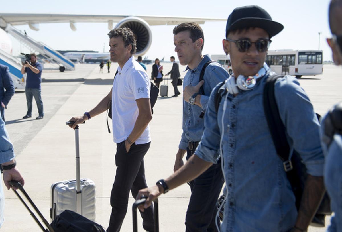 Luis Enrique, entrenador del Barça, y Juan Carlos Unzué, su ayudante, junto a Neymar en el momento de embacar rumbo a Berlin.