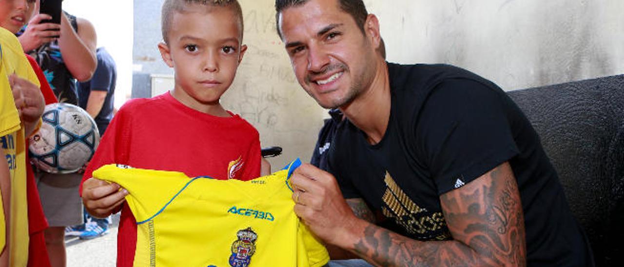 Vitolo, junto al niño Byron, del Atlético Gran Canaria, en la primera edición del campus del internacional sevillista.