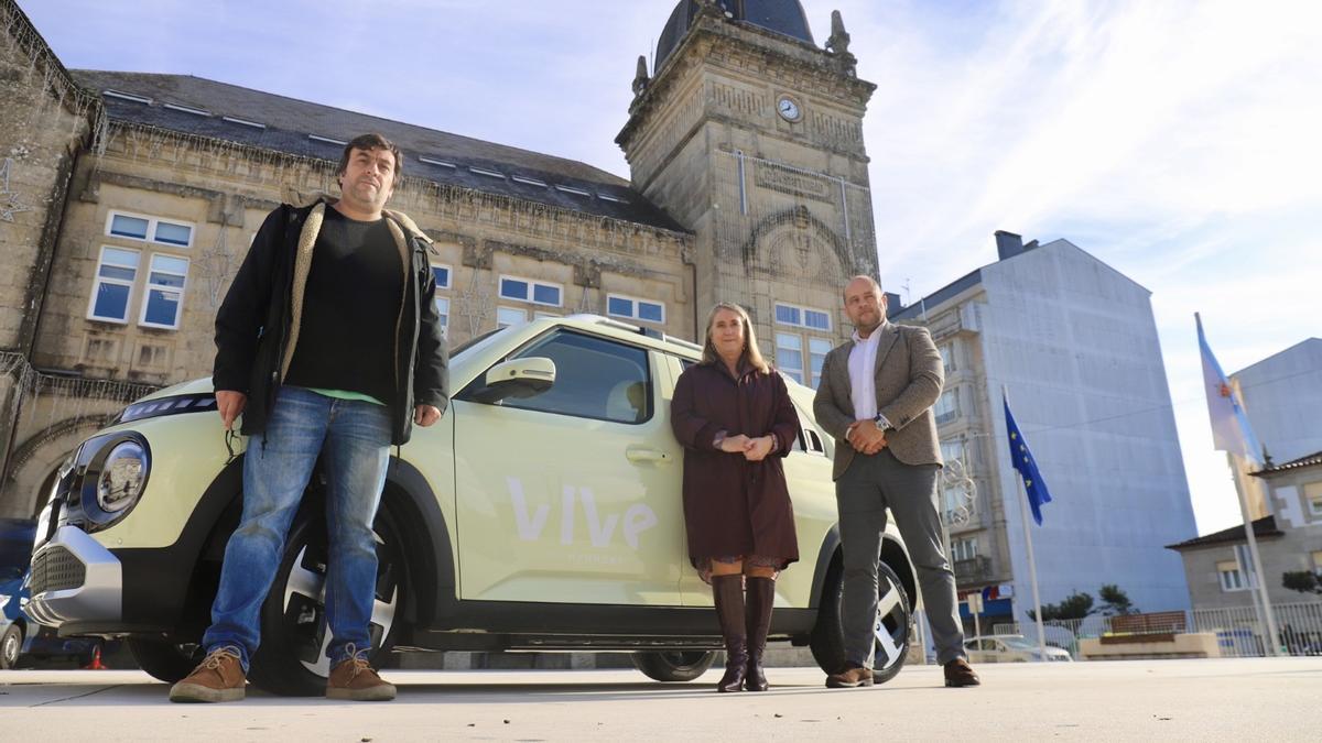 Víctor Louzao, Amalia Goldar y Sergi Sánchez con el nuevo vehículo eléctrico compartido.