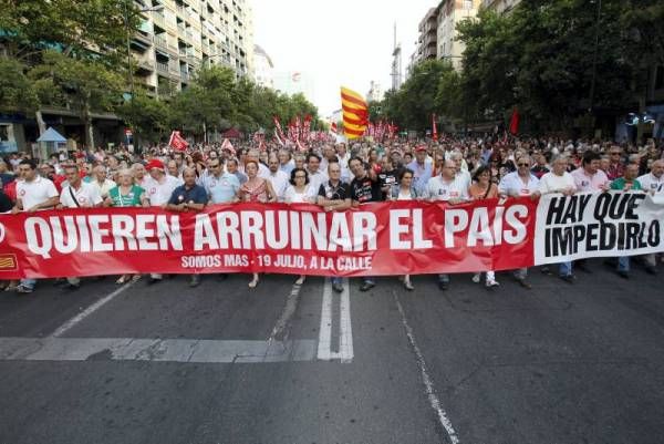 Miles de personas se manifiestan en Zaragoza