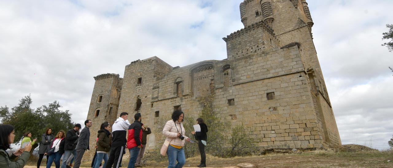 Participantes en una de las visitas al castillo de Belalcázar.