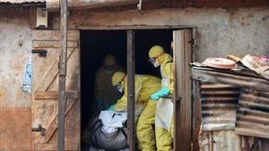 Unos sanitarios inspeccionan una vivienda en Freetown, capital de Sierra Leona, en noviembre del año pasado.