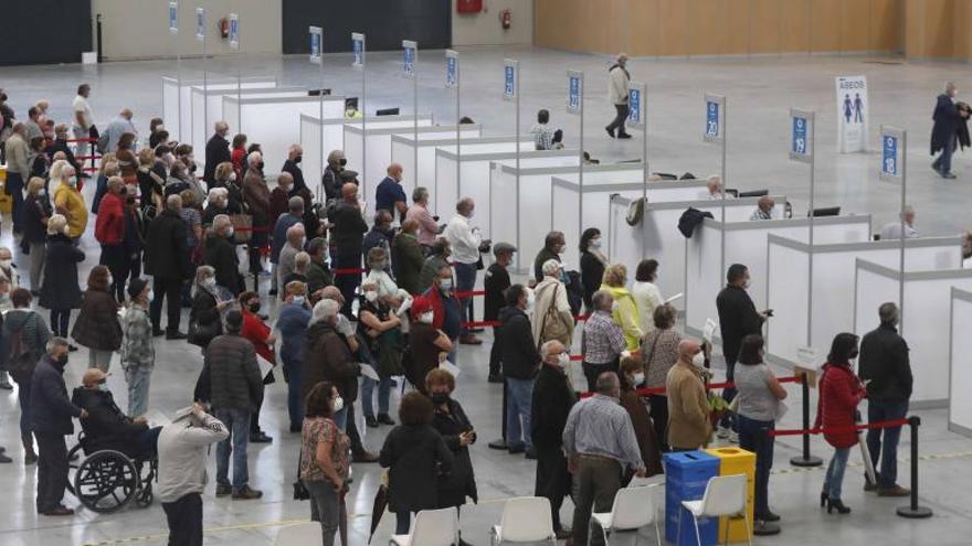 Personas esperando su turno para vacunarse contra el COVID-19.  / PABLO HERNÁNDEZ