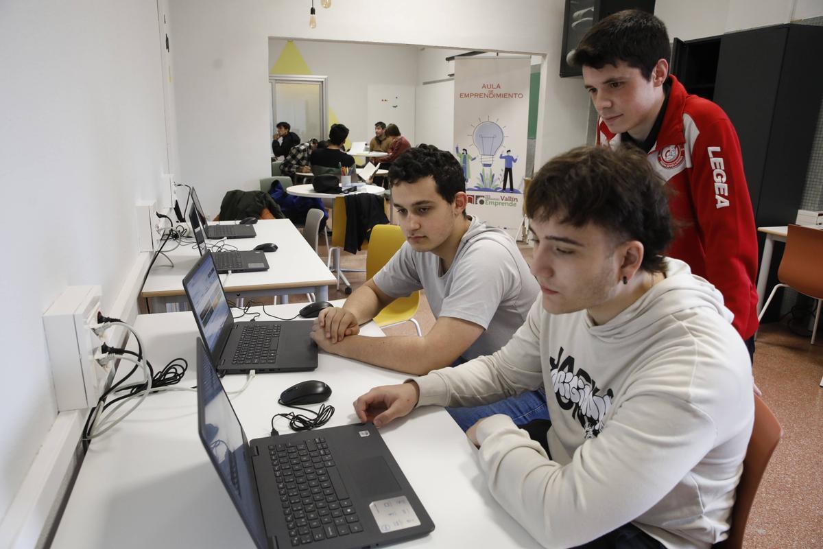 Raúl González, Enol Vázquez (de pie) y Miguel Loureiro, con los ordenadores del IES Fernández Vallín. 