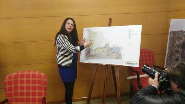La concejala de Urbanismo, Maribel Tocón, muestra como queda el mapa de Torremolinos.