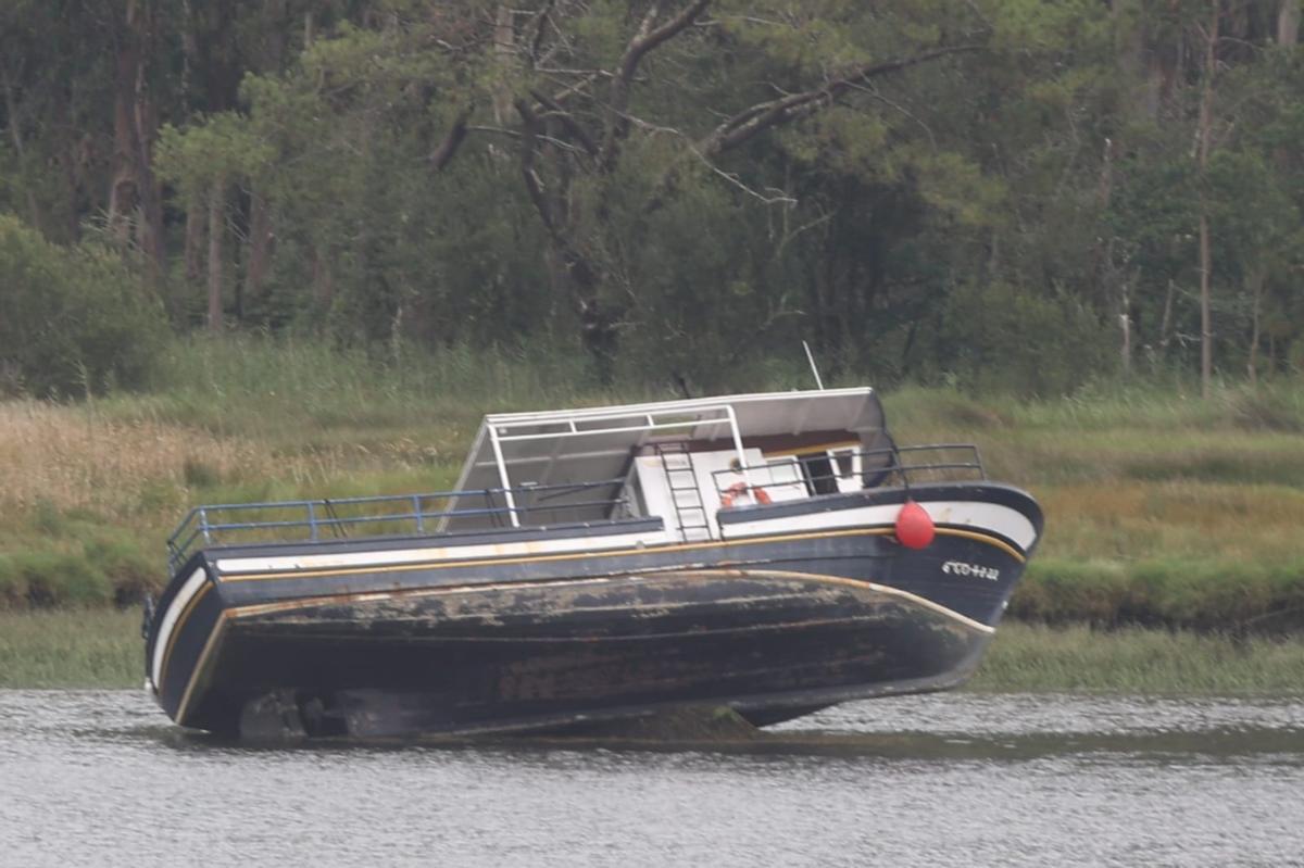El barco encallado anoche en el río Ulla, a la altura de Catoira, ocupa un importante espacio natural.