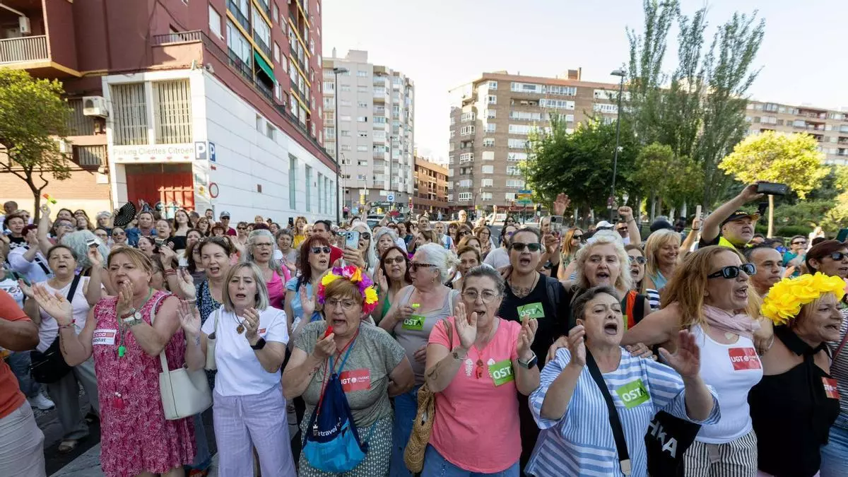 La huelga de las trabajadoras de la limpieza corta el acceso a La Aljafería