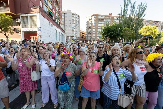 En imágenes | La huelga de las trabajadoras de la limpieza corta el acceso a La Aljafería
