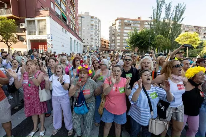 En imágenes | La huelga de las trabajadoras de la limpieza corta el acceso a La Aljafería