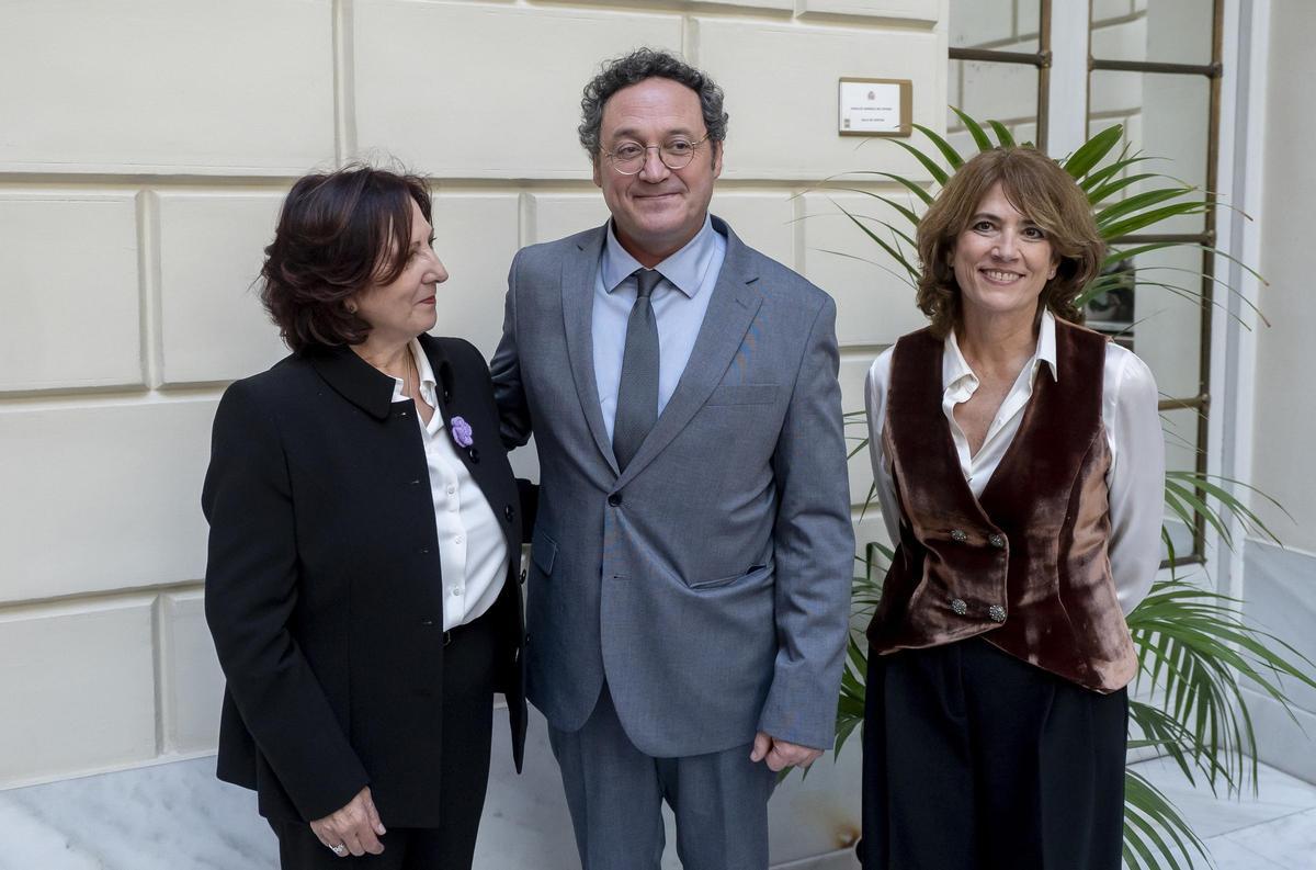(I-D) La nueva fiscal general del Estado, Teresa Peramato; y los exfiscales generales del Estado Álvaro García Ortiz y Dolores Delgado García; durante la toma posesión de la primera como Fiscal General del Estado