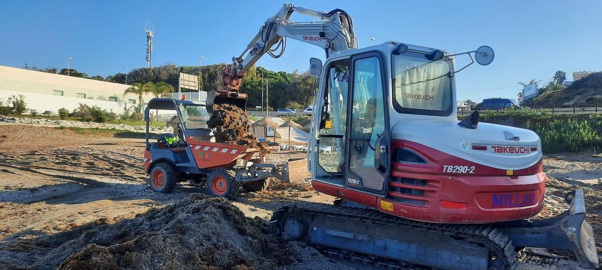 Trabajos municipales ayer en la playa de El Charcón en Mijas