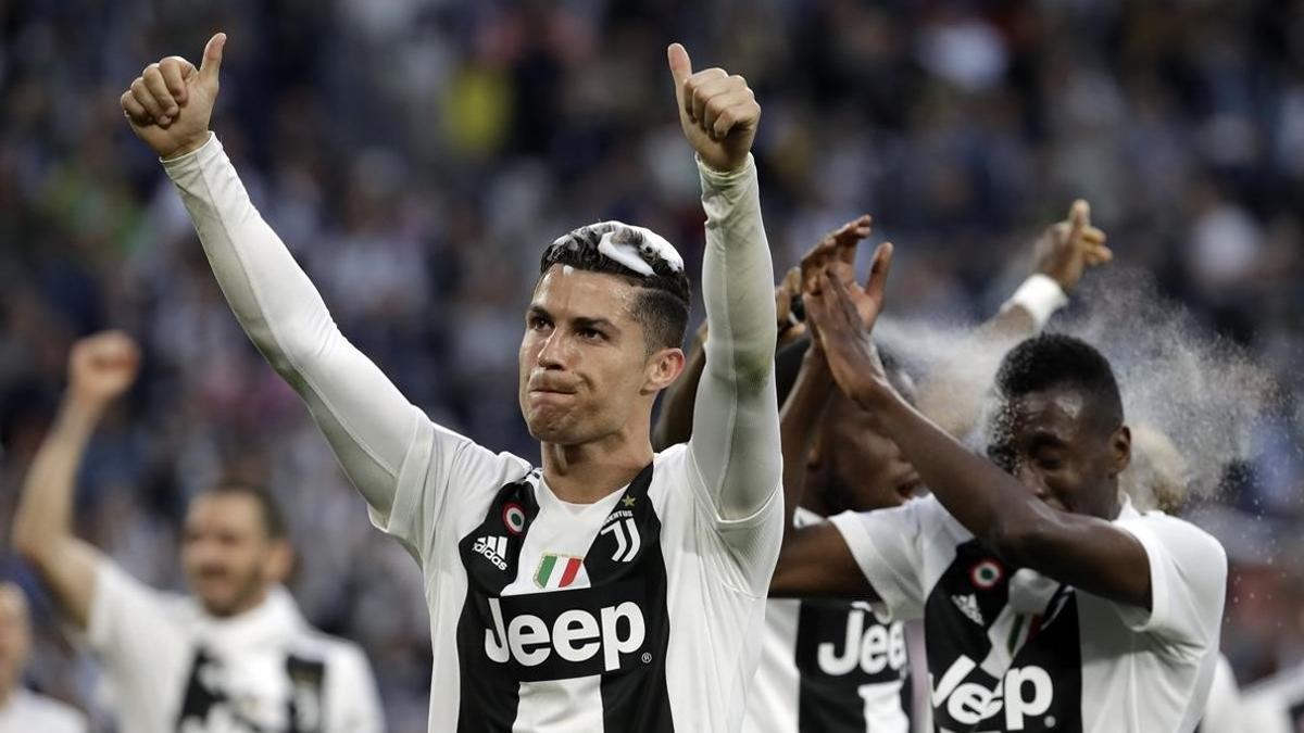 Cristiano saluda después de un partido de la Serie A de la Juventus, líder en Italia