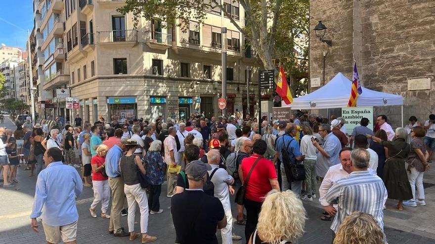 El punto informativo de &#039;Hablamos Español Baleares&#039; en la calle San Miguel este domingo.