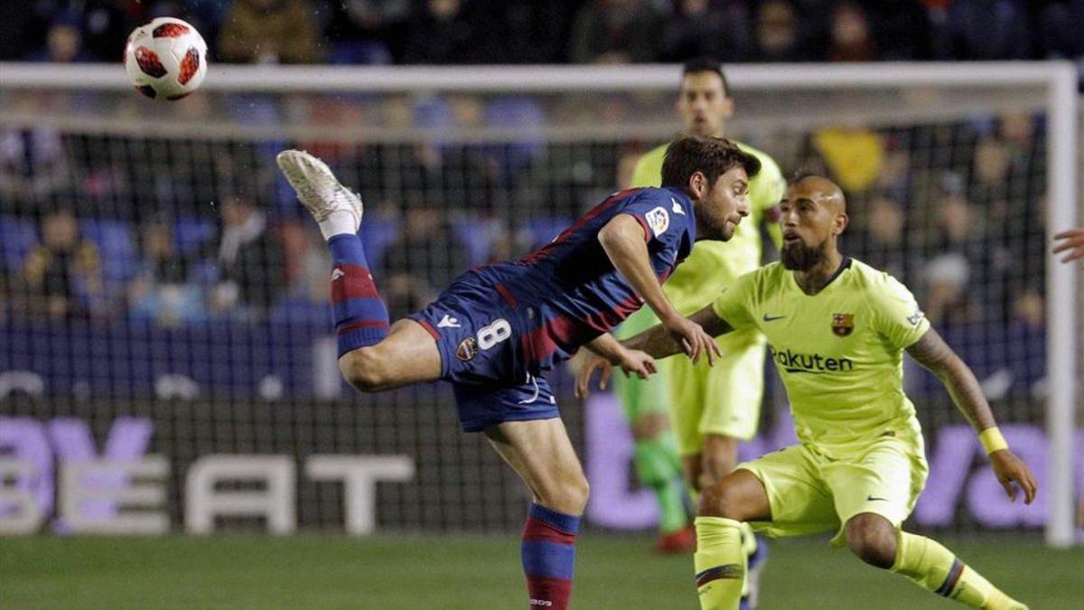 Sanjin Prcic en una acción frente a Arturo Vidal en un Levante-Barça