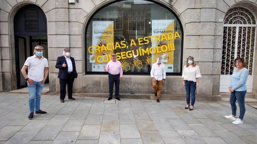 Foto de familia de los representantes de Concello, Caetano Fórmula y Cáritas, ayer, celebrando el objetivo cumplido de la campaña solidaria.