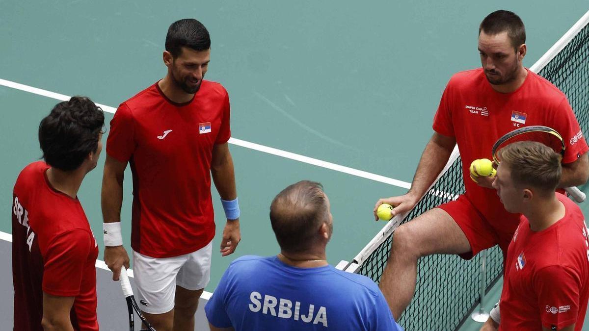 Djokovic y el equipo serbio, en un entrenamiento.